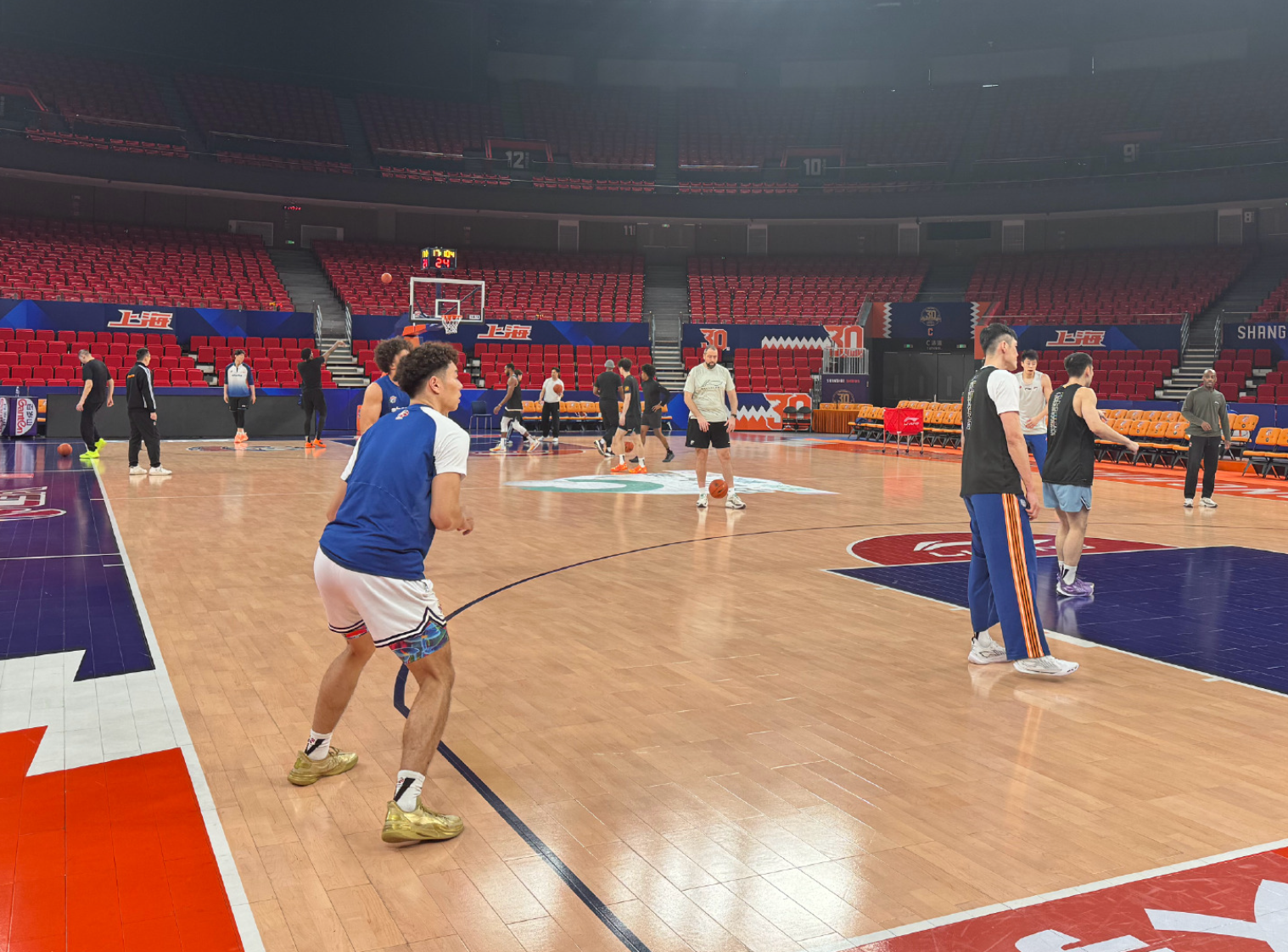 完美世界竞技平台官网-上海备战广州！李添荣跟队，6人主动加练，弗格回应状态回暖！