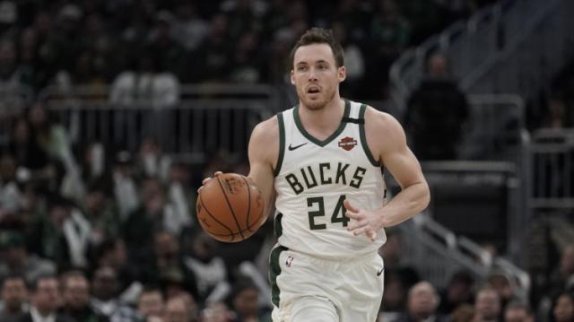 完美对战平台-康诺顿波蒂斯关键贡献 阵容深度雄鹿逐渐占上风